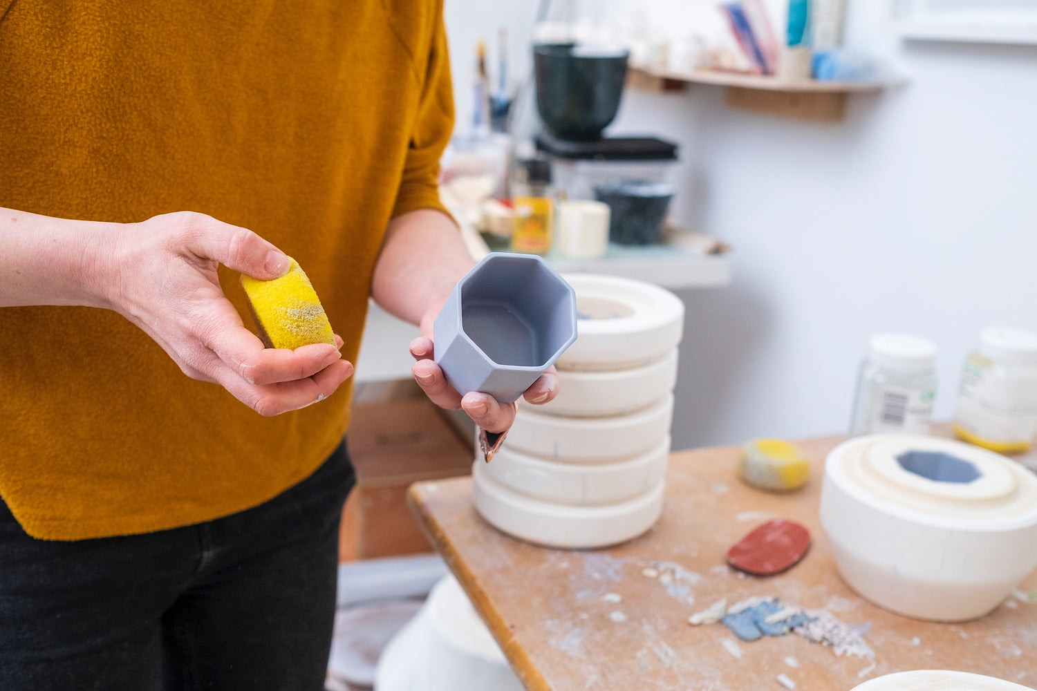 finitions-sur-tasse-expresso-en-porcelaine-crue