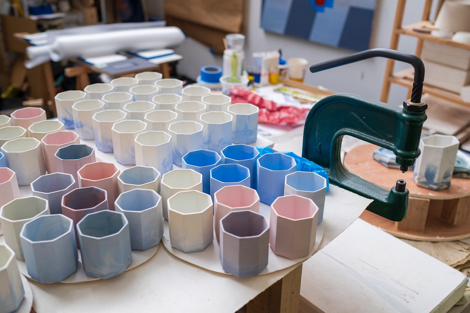 tasses-expresso-en-porcelaine-teintee-rouge-bleu-et-blanche