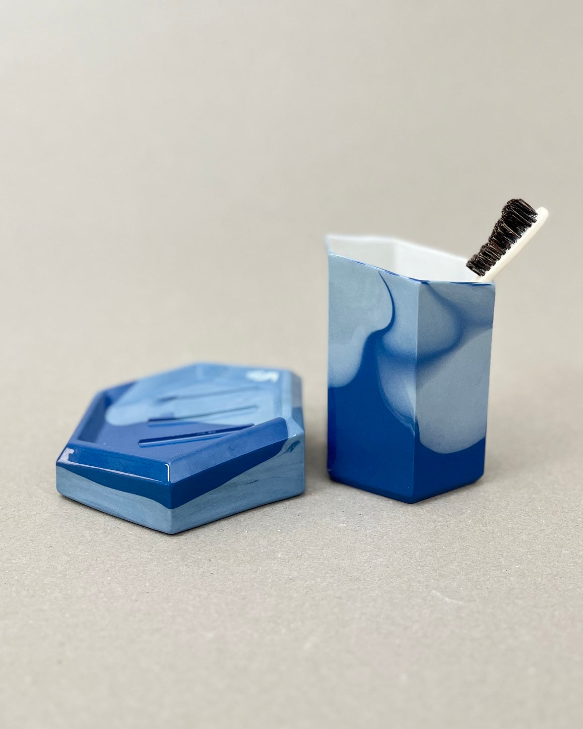 Porte-savon en porcelaine fait à la main - "Histoires d'Eau »