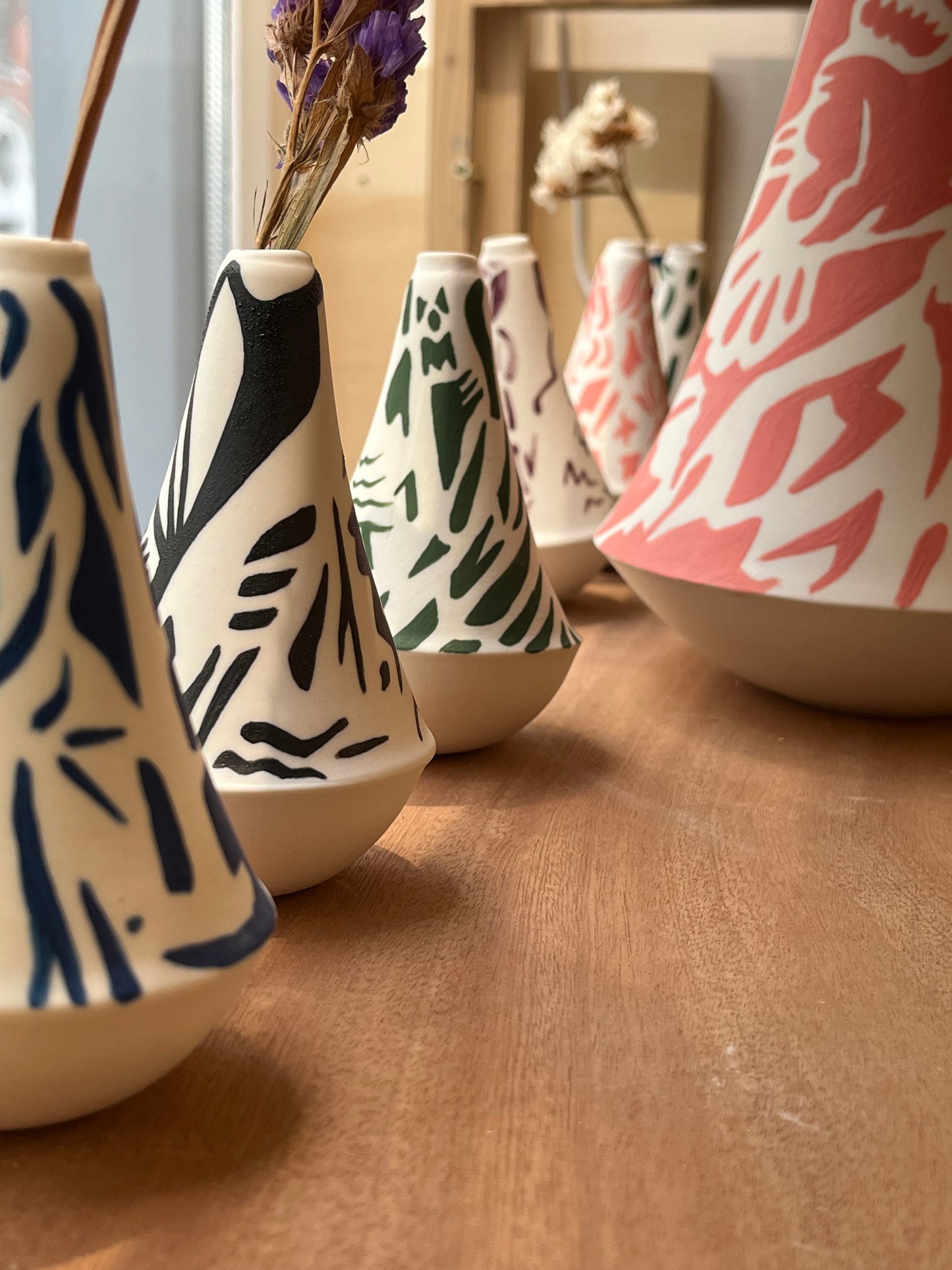 Peinture à l’engobe sur porcelaine, formes et contre formes