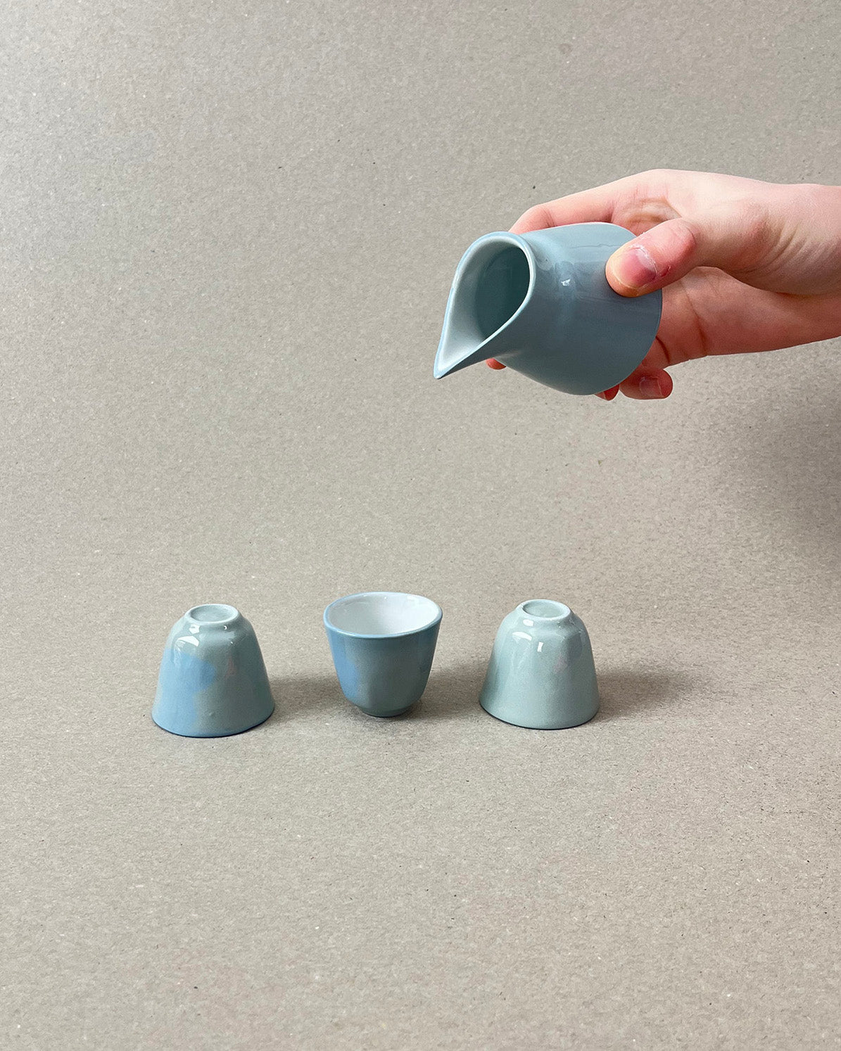 Pot à sirop en porcelaine, "Doux breuvage", vert de gris