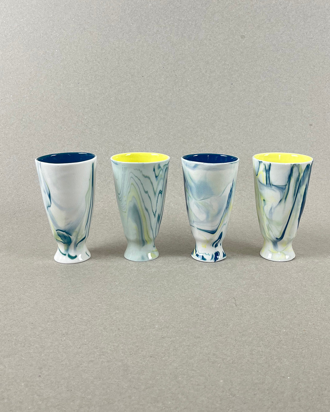Mazagran en porcelaine - "Matins éternels" - Bleu canard, jaune et vert chartreuse, intérieur bleu