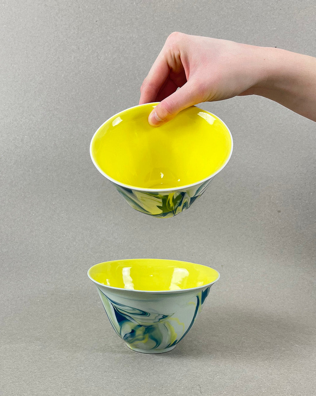 Bol à café au lait en porcelaine - "Matins éternels" - Bleu canard, vert chartreuse, intérieur jaune