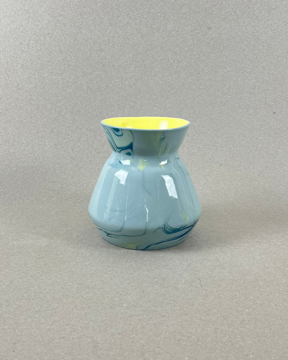 Vase en porcelaine - "Doux breuvage" - Bleu canard, jaune et vert chartreuse, intérieur jaune, fond foncé