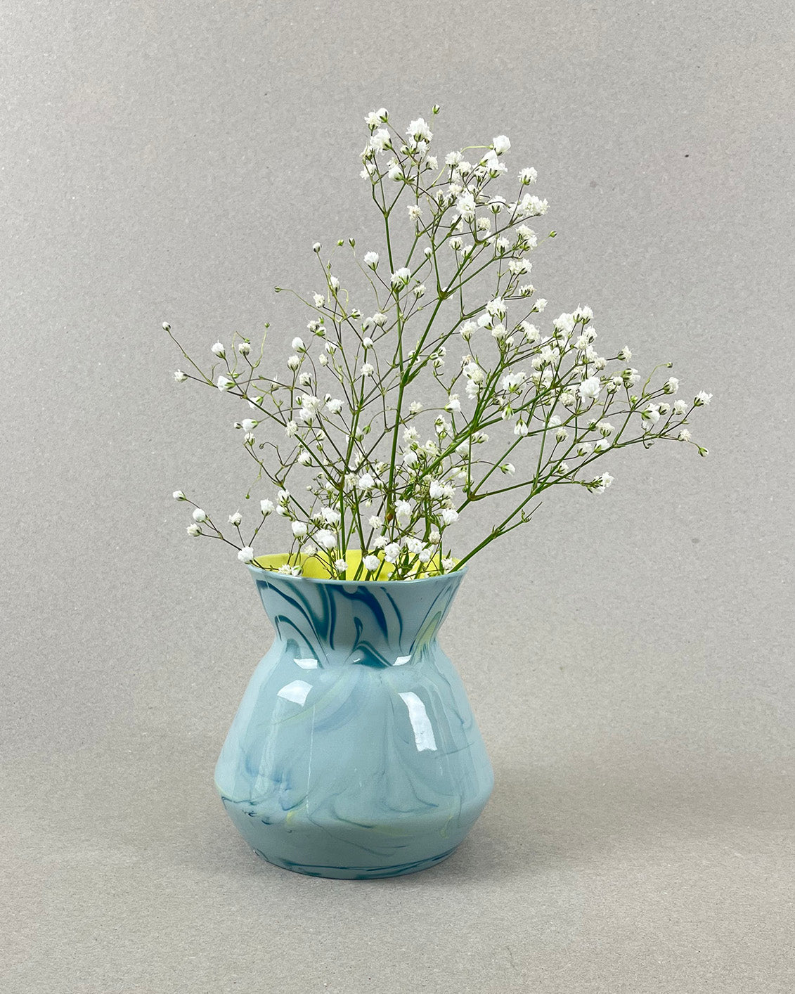 Vase en porcelaine - "Doux breuvage" - Bleu canard, jaune et vert chartreuse, intérieur jaune, fond foncé
