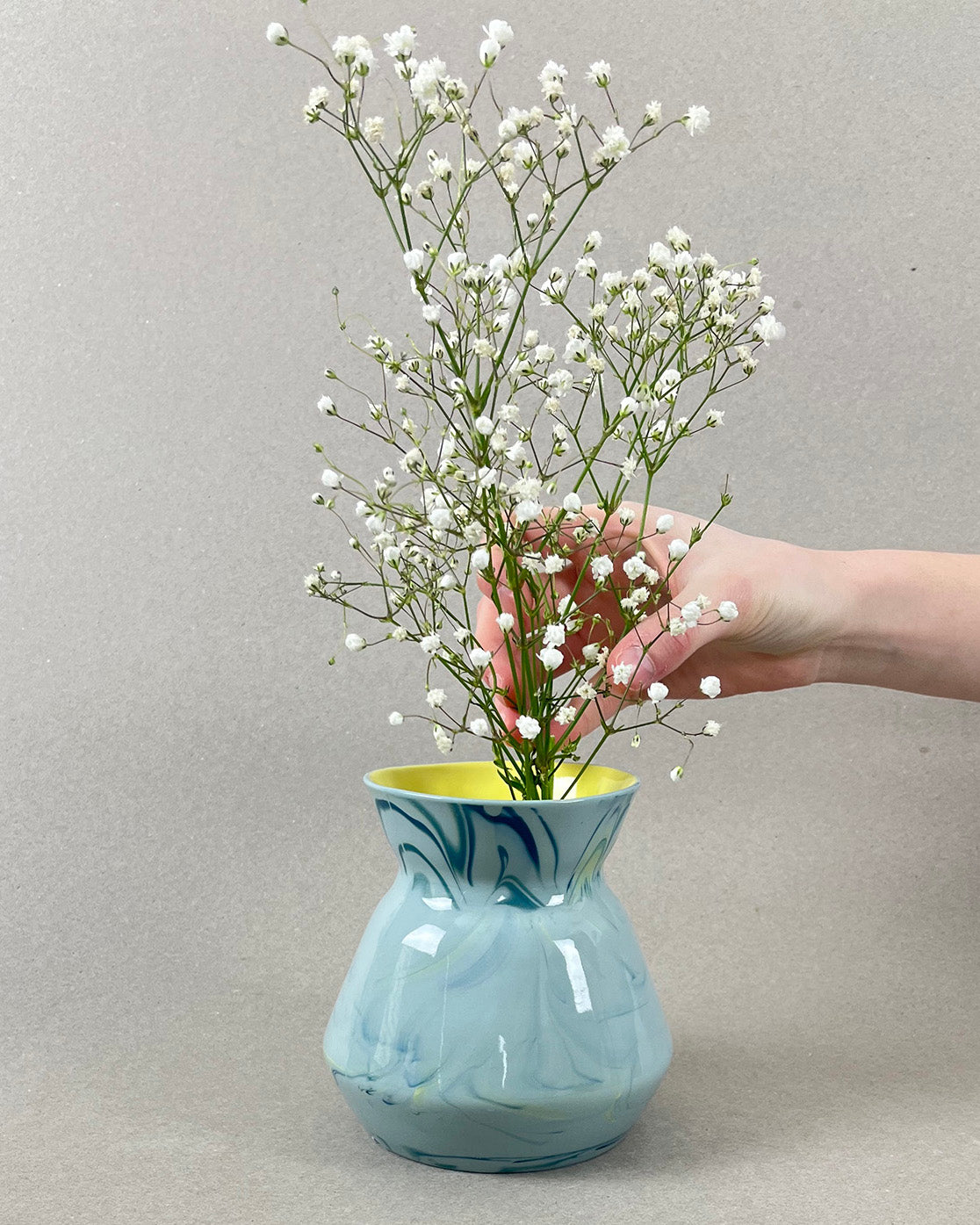 Vase en porcelaine - "Doux breuvage" - Bleu canard, jaune et vert chartreuse, intérieur jaune, fond foncé