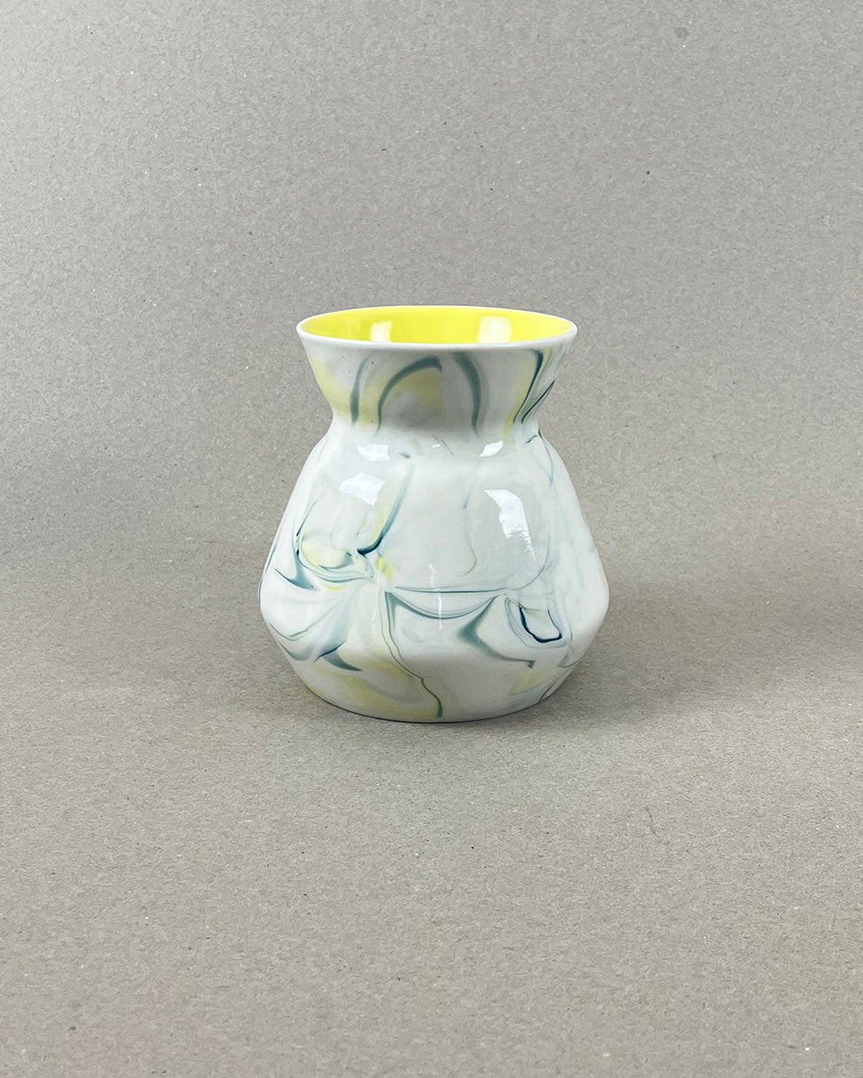 Vase en porcelaine - "Doux breuvage" - Bleu canard, jaune et vert chartreuse, intérieur jaune, fond clair