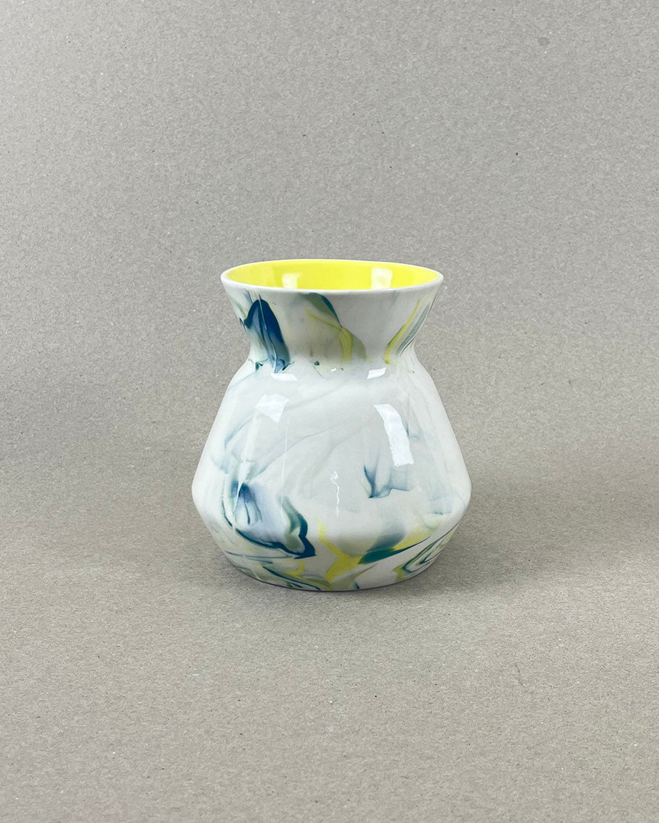 Vase en porcelaine - "Doux breuvage" - Bleu canard, jaune et vert chartreuse, intérieur jaune, fond clair