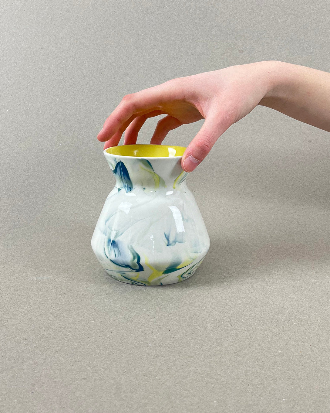 Vase en porcelaine - "Doux breuvage" - Bleu canard, jaune et vert chartreuse, intérieur jaune, fond clair
