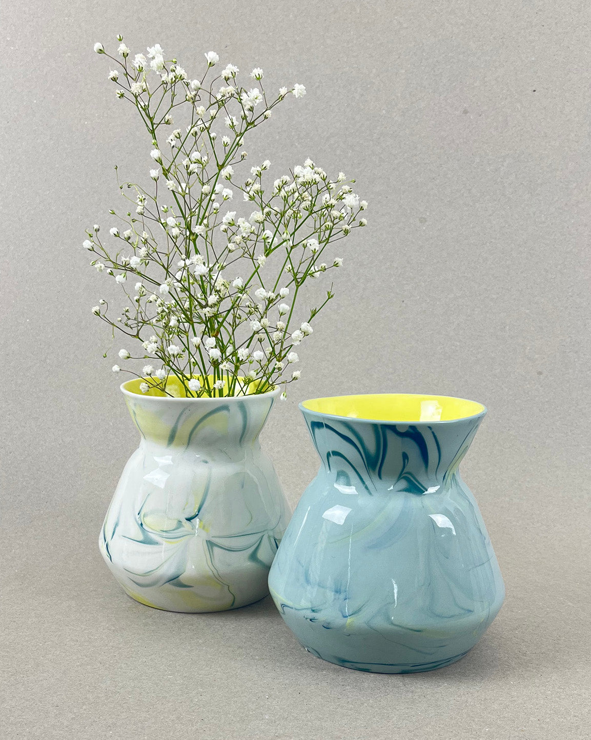 Vase en porcelaine - "Doux breuvage" - Bleu canard, jaune et vert chartreuse, intérieur jaune, fond clair