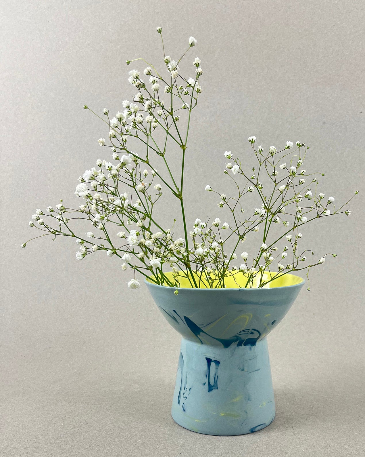 Vase coupelle en porcelaine - Bleu canard et jaune - intérieur jaune