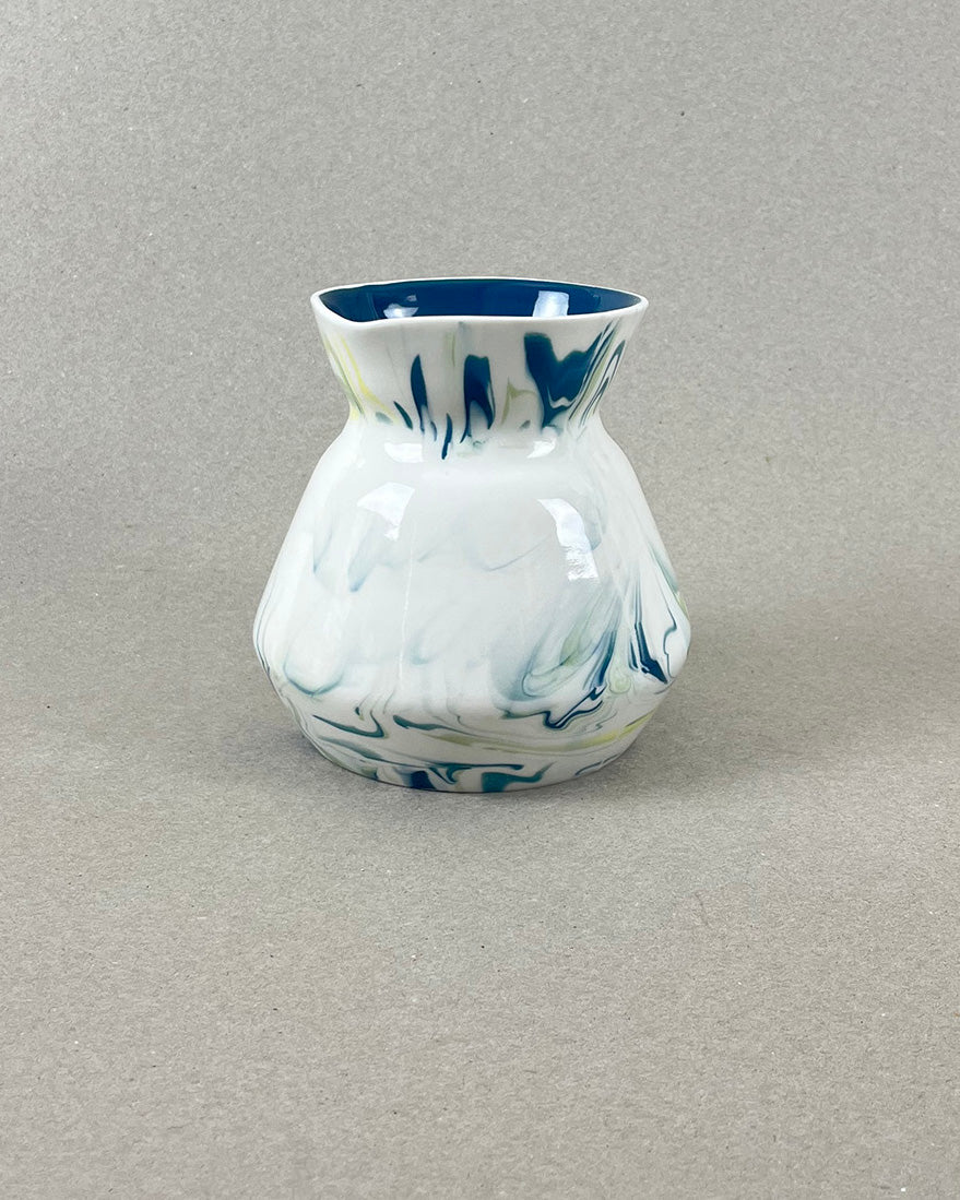 Pichet à eau en porcelaine - "Doux breuvage" - Bleu canard, jaune et vert chartreuse