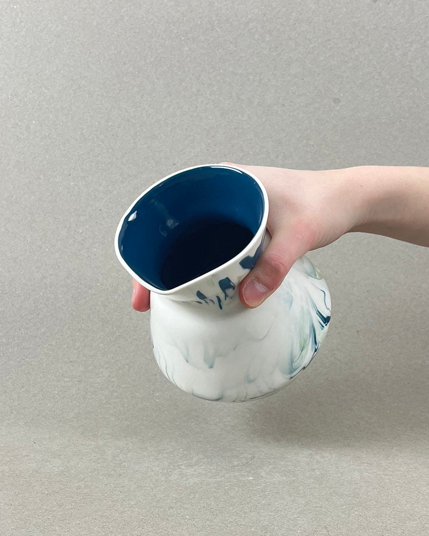 Pichet à eau en porcelaine - "Doux breuvage" - Bleu canard, jaune et vert chartreuse