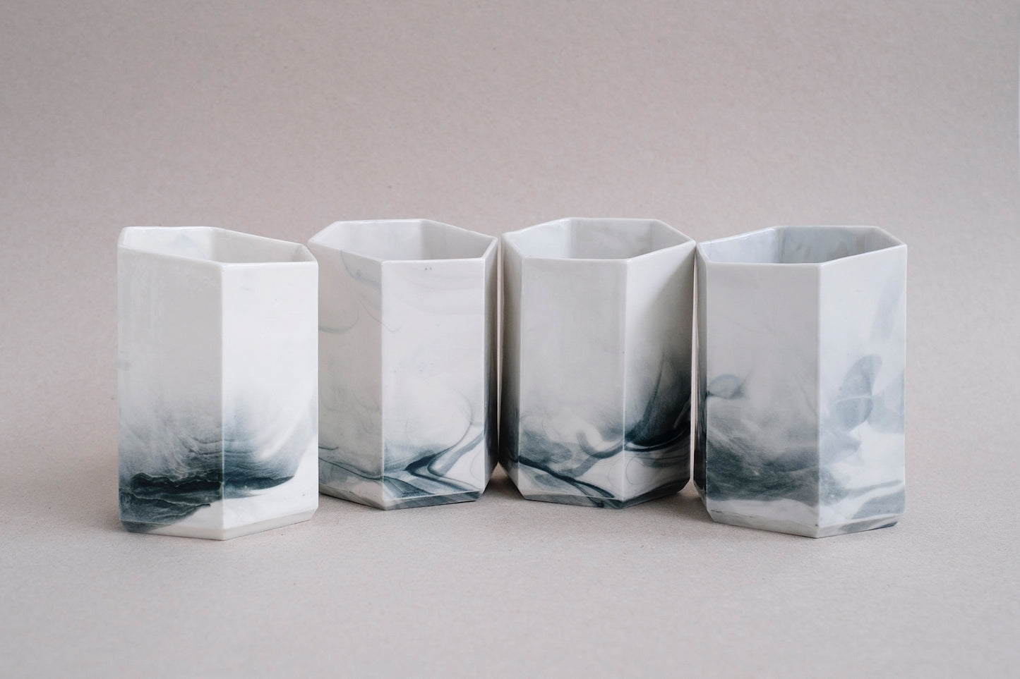 Pot à brosse-à-dent en porcelaine fait à la main - "Histoires d'Eau"