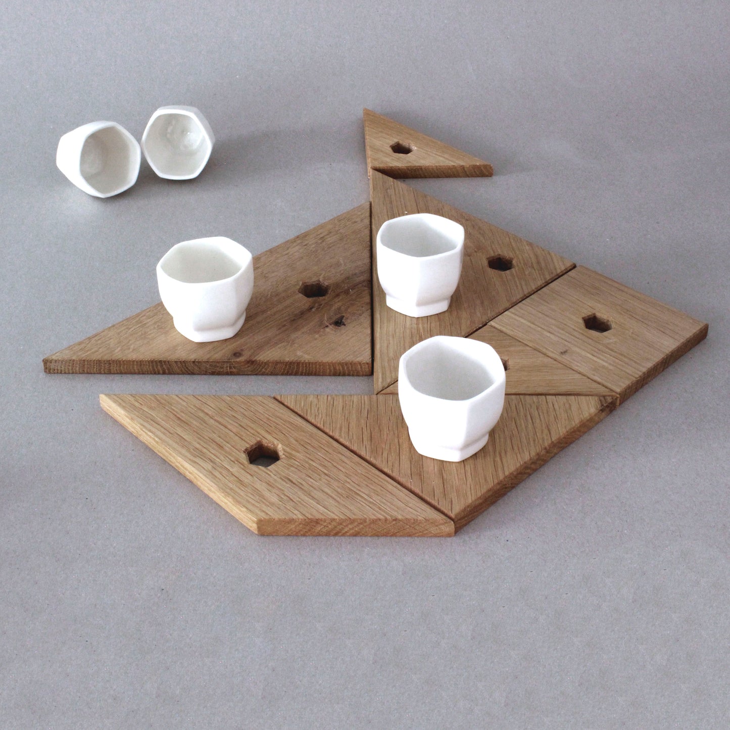 jeu-de-societe-et-plateau-de-verres-a-liqueur-tangram