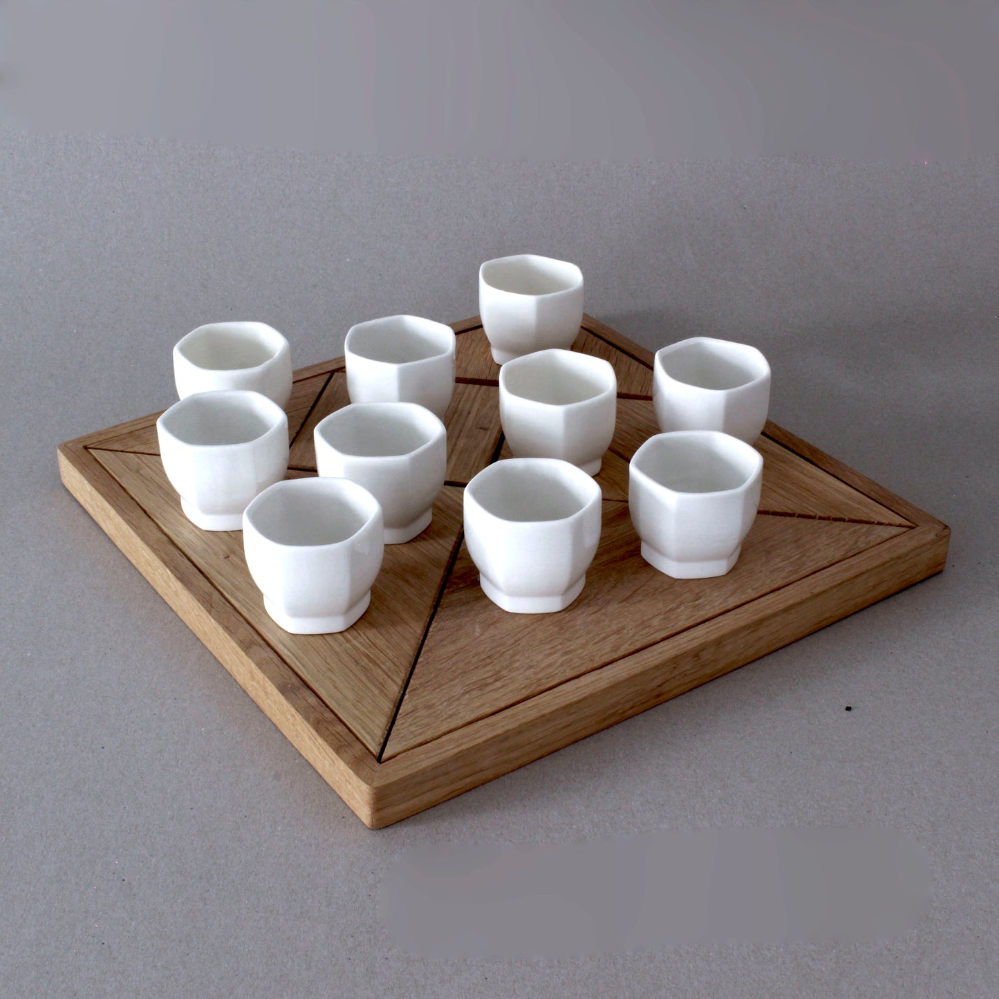 jeu-de-societe-et-plateau-de-verres-a-liqueur