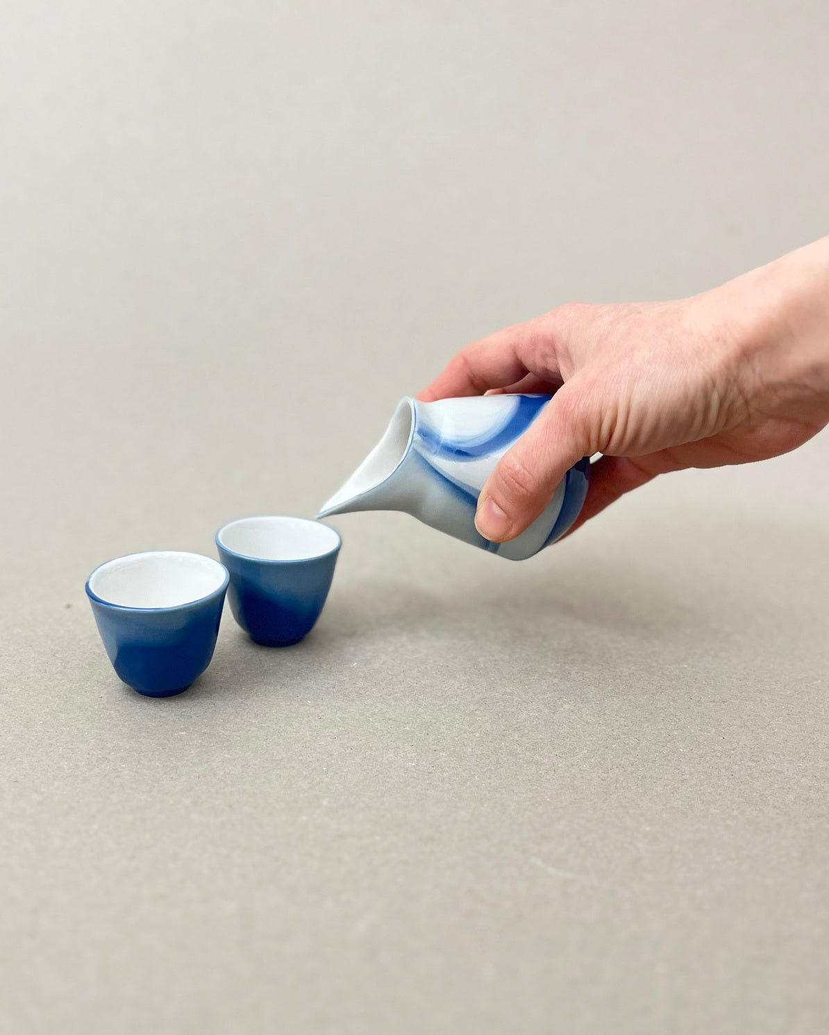 Pot à sirop en porcelaine, "Doux breuvage", Point du jour