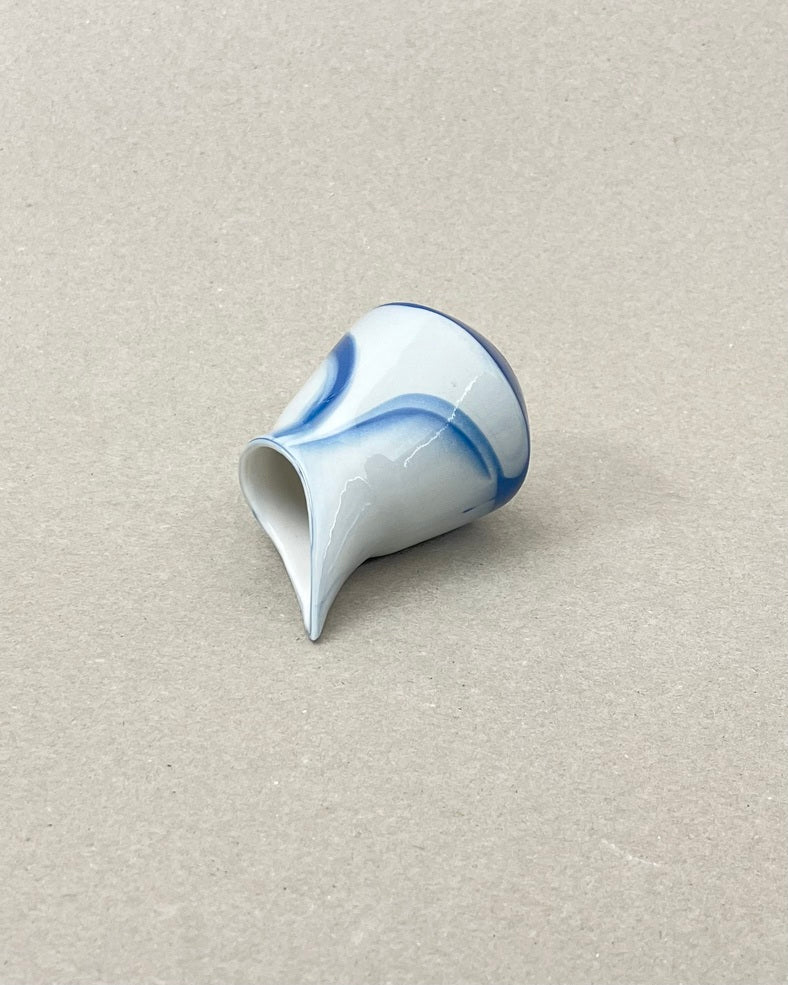 Pot à sirop en porcelaine, "Doux breuvage", Point du jour