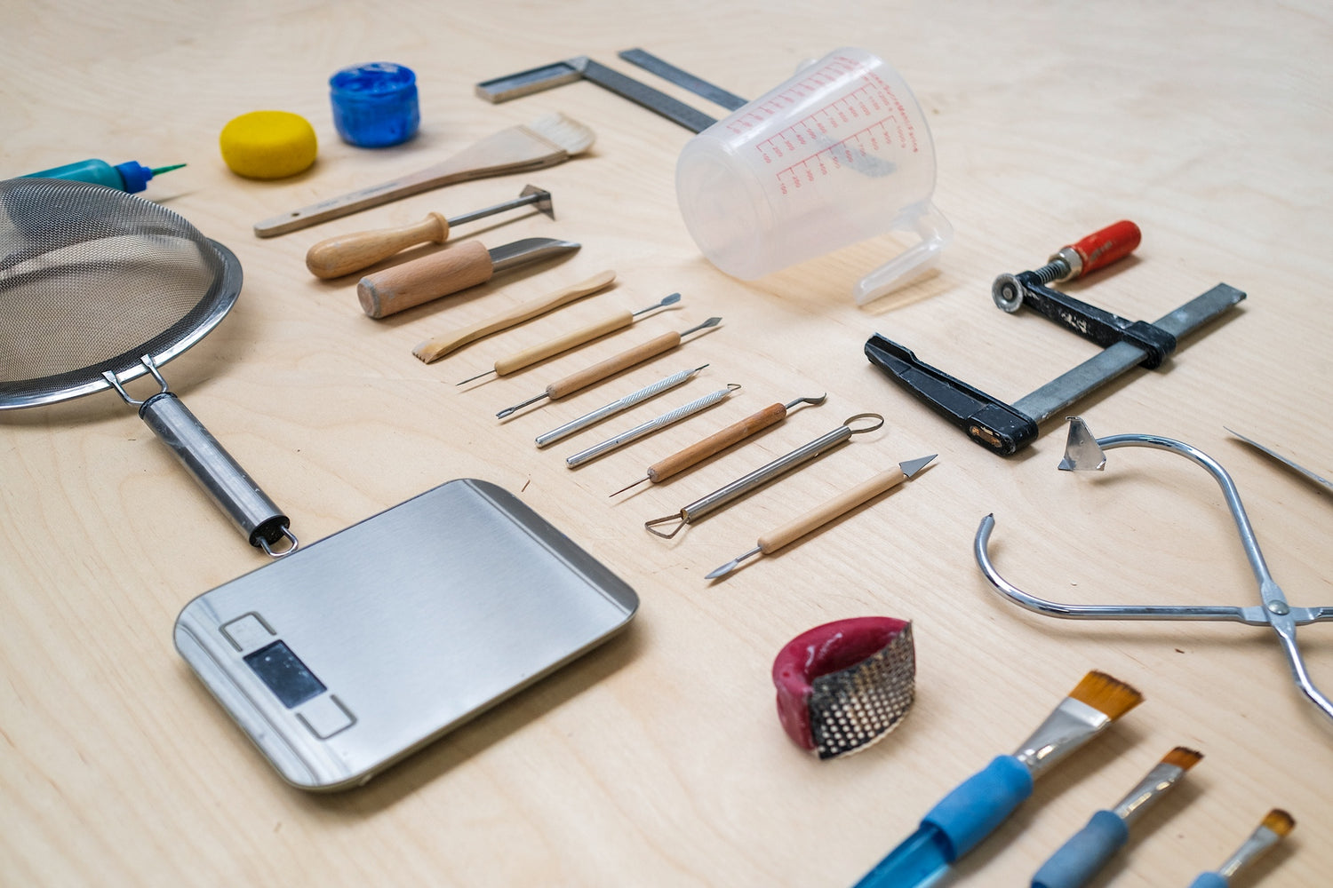 vue-d-outils-de-travail-de-la-ceramique