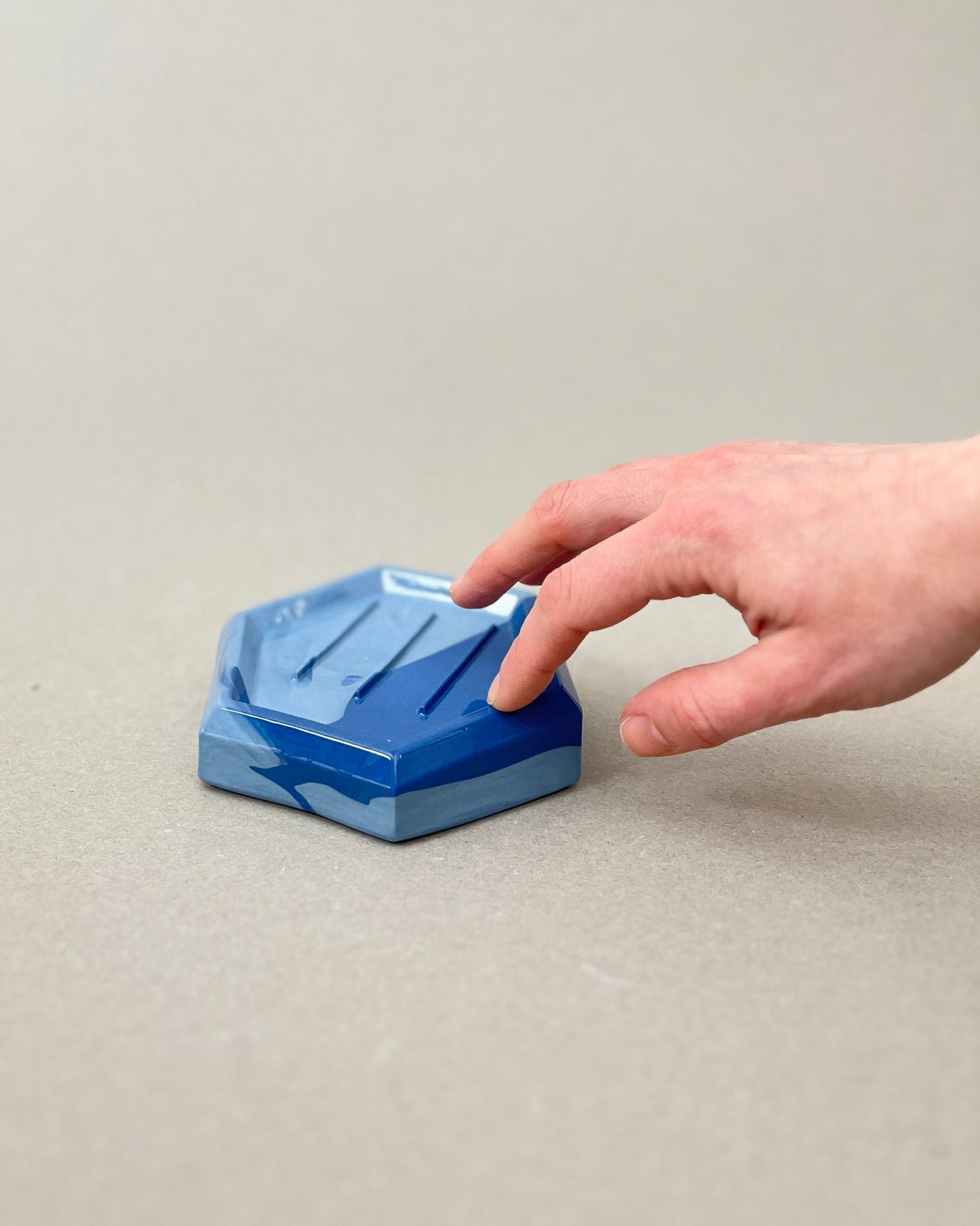 Porte-savon en porcelaine fait à la main - "Histoires d'Eau » 