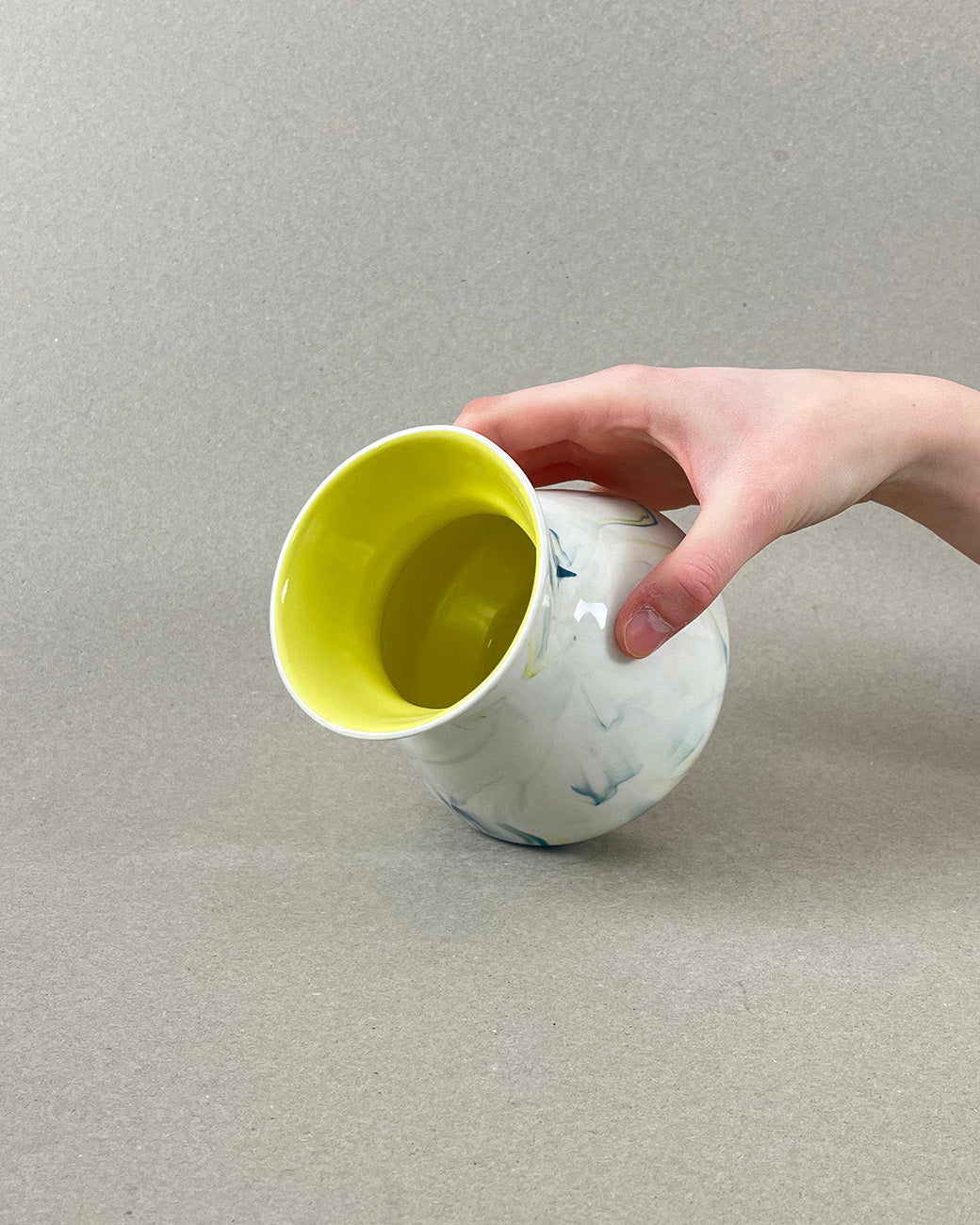 Vase en porcelaine - "Doux breuvage" - Bleu canard, jaune et vert chartreuse, intérieur jaune, fond clair