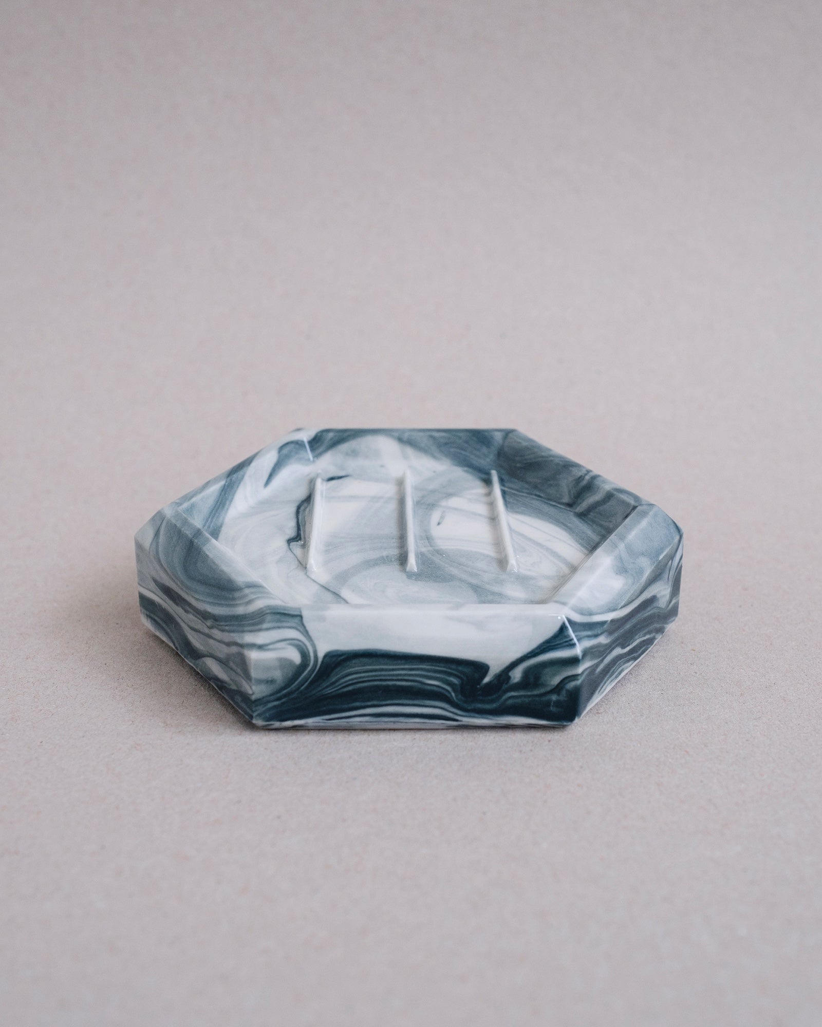porte-savon-en-porcelaine-fait-a-la-main