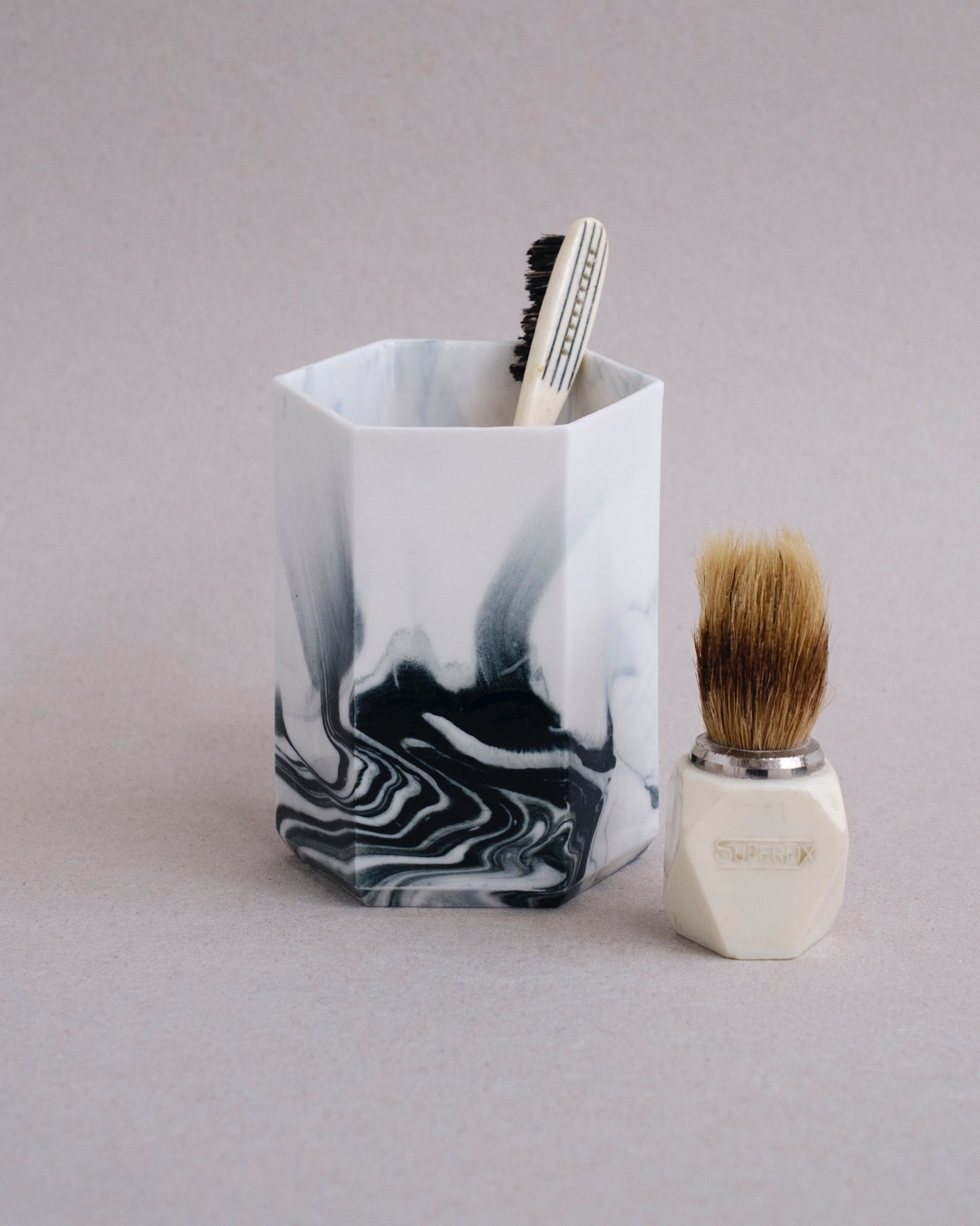 Pot à brosse-à-dent en porcelaine fait à la main - "Histoires d'Eau"