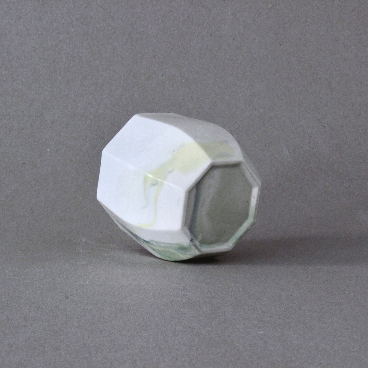 Cache-pot en porcelaine fait à la main, petite taille - "Ino"